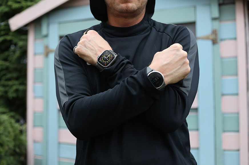 Apple Watch Ultra и Garmin vivoactive 4 на руке. 